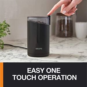 Młynek do kawy Krups Krups F20342 Młynek do kawy i młynek do przypraw w jednym - Potężny silnik Zmienny stopień zmielenia - 75g napełnienia Nóż muchowy ze stali nierdzewnej - Osłona bezpieczeństwa - Antypoślizgowe nóżki - czarny 3