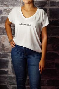 Axendor Koszulka biała damska T-shirt oversize z napisem imPOSSIBLE 1