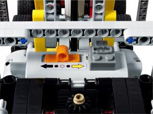 LEGO Technic Ciężarówka do transportu drewna (9397) 8