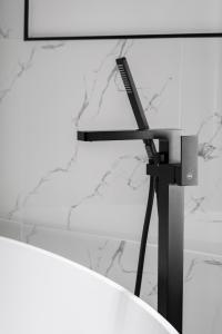 Bateria wannowa KFA LOGON wolnostojąca czarna (5135-510-81) 2