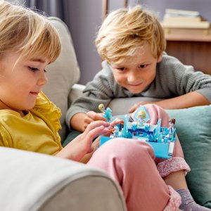 LEGO Disney Książka z przygodami Elsy i Nokka (43189) 2