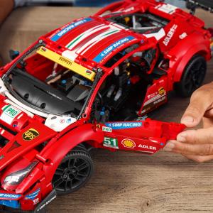LEGO Technic Ferrari 488 GTE AF Corse #51 (42125) 11