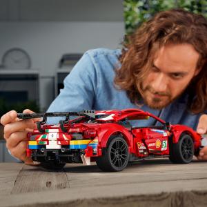 LEGO Technic Ferrari 488 GTE AF Corse #51 (42125) 13