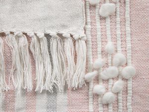 Beliani Koc 120 x 150 cm różowy KAMAN 2