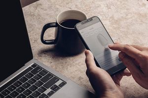 Moshi Moshi iVisor AG - Matowa folia ochronna na ekran iPhone 12 Mini (czarna ramka) 7