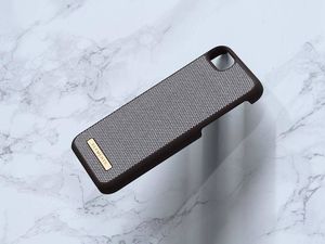 Nordic Elements Nordic Elements Saeson Idun - Materiałowe etui iPhone SE 2020 / 8 / 7 (Dark Brown Pattern 1) 2