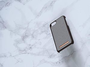 Nordic Elements Nordic Elements Saeson Idun - Materiałowe etui iPhone SE 2020 / 8 / 7 (Dark Brown Pattern 2) 10