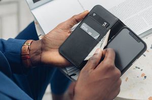 Moshi Moshi Overture - Etui 3w1 iPhone 12 / iPhone 12 Pro z kieszeniami na karty + stand up (system SnapTo) (Jet Black) 4