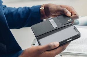 Moshi Moshi Overture - Etui 3w1 iPhone 12 / iPhone 12 Pro z kieszeniami na karty + stand up (system SnapTo) (Jet Black) 5