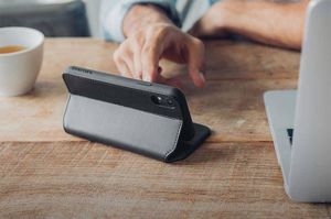 Moshi Moshi Overture - Etui iPhone XR z kieszenią na karty + stand up (Charcoal Black) 7