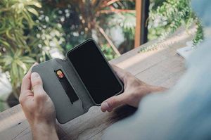 Moshi Moshi Overture - Etui iPhone XR z kieszenią na karty + stand up (Charcoal Black) 10