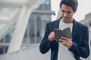 Moshi Moshi Overture - Etui iPhone XR z kieszenią na karty + stand up (Herringbone Gray) 7