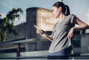 Moshi Moshi Altra Body Strap - Pasek na ramię do etui Moshi Altra 2020 (Sahara Beige) 4