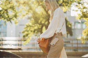 Moshi Moshi Altra Body Strap - Pasek na ramię do etui Moshi Altra 2020 (Sahara Beige) 5