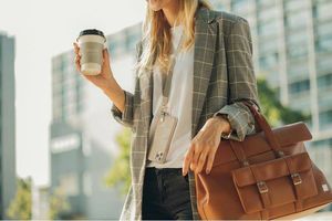 Moshi Moshi Altra Body Strap - Pasek na ramię do etui Moshi Altra 2020 (Sahara Beige) 6