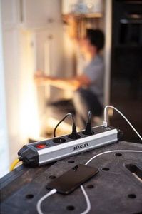 Listwa zasilająca Stanley przeciwprzepięciowa 3 gniazd 2 m biało-czarna 4