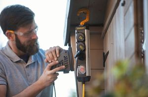 Listwa zasilająca Stanley przeciwprzepięciowa 3 gniazd 5 m biało-czarna 3