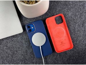 Crong Crong Color Cover Magnetic - Etui iPhone 12 Pro Max MagSafe (czerwony) 6