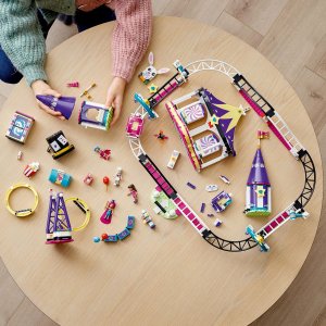 LEGO Friends Magiczne wesołe miasteczko z kolejką górską (41685) 2