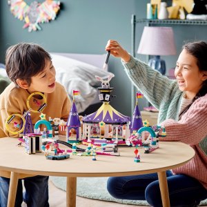 LEGO Friends Magiczne wesołe miasteczko z kolejką górską (41685) 4