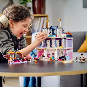 LEGO Friends Wielki hotel w mieście Heartlake (41684) 3