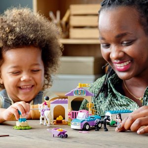 LEGO Friends Szkółka jeździecka i przyczepa dla konia (41441) 4