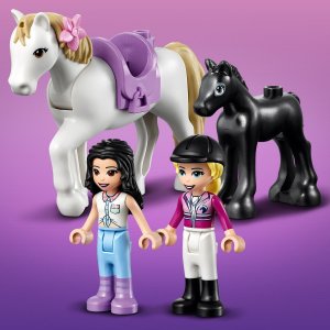 LEGO Friends Szkółka jeździecka i przyczepa dla konia (41441) 5