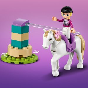 LEGO Friends Szkółka jeździecka i przyczepa dla konia (41441) 7