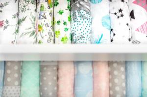 Sensillo PIELUCHA MUŚLINOWA 70X80 CM GWIAZDKI SZARE 093 / 3677 12