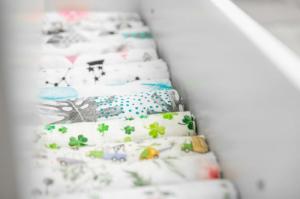 Sensillo PIELUCHA MUŚLINOWA 70X80 CM GWIAZDKI SZARE 093 / 3677 6