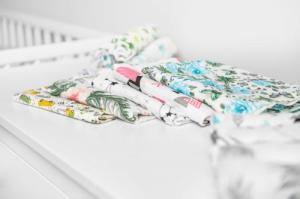 Sensillo PIELUCHA MUŚLINOWA 70X80 CM PEONIE BIAŁE 0970 / 5992 6