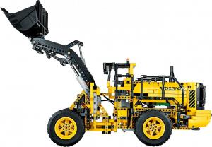 LEGO Technic Koparka Volvo L350F (42030) 14