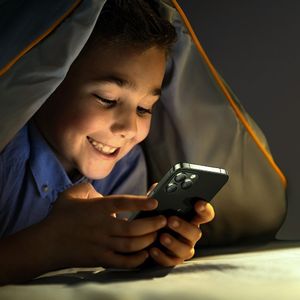 Joyroom Joyroom Knight Series zielone szkło hartowane 2,5D z filtrem Anti Blue Light na cały ekran do iPhone 12 Pro / iPhone 12 czarny (JR-PF599) 6