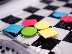 Ikonka Mata wodna nadmuchiwana kontrastowa czarno-biała szachownica 65cm x 50cm 5