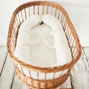 Hi Little One Oddychający wiklinowy kosz Mojżesza dla Noworodka ze stelażem Organic + ochraniacz 1