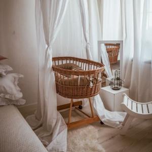 Hi Little One Oddychający wiklinowy kosz Mojżesza dla Noworodka ze stelażem Organic + ochraniacz 2