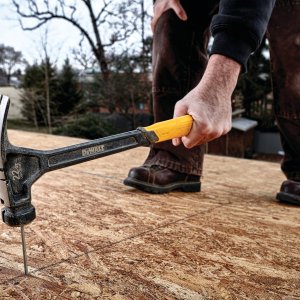 Dewalt Młotek stalowy XP 1-cz. 624g 3