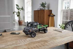 LEGO Technic Ciężarówka Mercedes-Benz Zetros z napędem na 4 koła (42129) 4