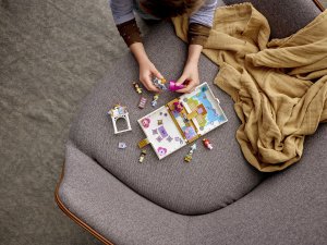 LEGO Disney Książka z przygodami Arielki, Belli, Kopciuszka i Tiany (43193) 4