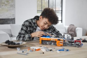 LEGO Technic Ciężki samochód pomocy drogowej (42128) 3