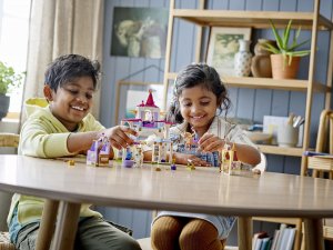 LEGO Disney Królewskie stajnie Belli i Roszpunki (43195) 4