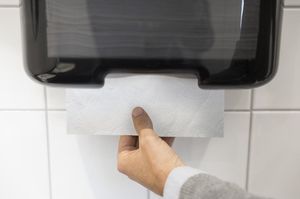 Tork Tork Elevation Mini dozownik do ręczników w składce ZZ i C, H3 - Czarny 8