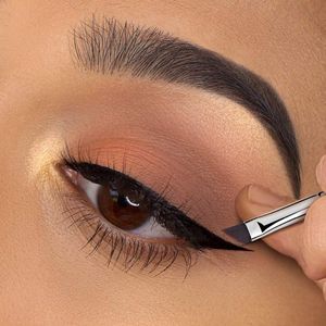 Eigshow Beauty  E835 Angled Eyeliner skośny pędzel do brwi i kresek 11