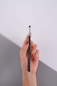 Eigshow Beauty  E835 Angled Eyeliner skośny pędzel do brwi i kresek 13