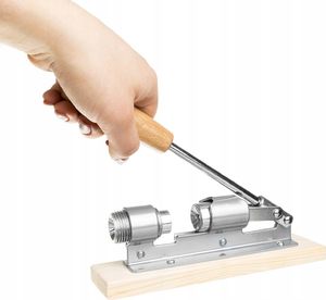 Iso Trade Dziadek do orzechów na podstawce 11