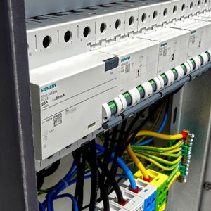 Doktorvolt Rozdzielnica budowlana na stojaku OS-S/FI 2x32A 1x16A 8x230V gniazda Mennekes zabezpieczenia SIEMENS Doktorvolt 6894 5