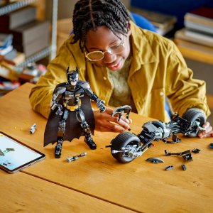 LEGO DC Batman Figurka Batmana™ do zbudowania i batcykl (76273) + piórnik Lego 16