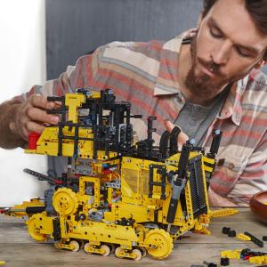 LEGO Technic Sterowany przez aplikację buldożer Cat D11 (42131) 3