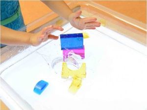 Masterkidz Akrylowy pojemnik do zabawy wodą i piaskiem 3