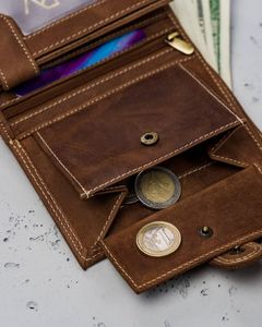 Always Wild Pionowy, zapinany portfel męski z zewnętrzną kieszonką na kartę Always Wild Nie dotyczy 13